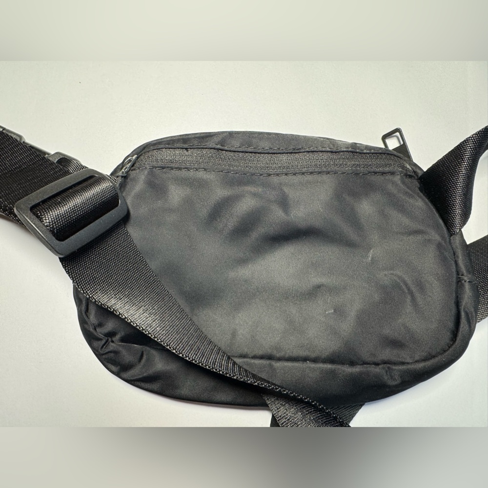 Lululemon Everywhere Belt Bag 1L Unisex used-good condition - Picture 5 of 6